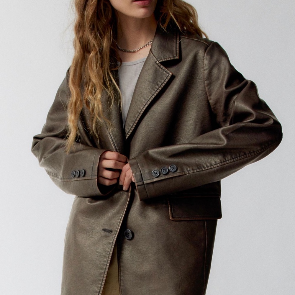 Oversized faux leather blazer - Picture 2 of 3